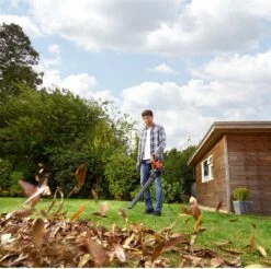 Black & Decker BLACK+DECKER BEBLV300SB-QS Bladblazer - 404 Km/u - 3000W - Zuig-/blaasfunctie - Gesnoerd -Tuinverzorgings Winkel 1200x1195 1