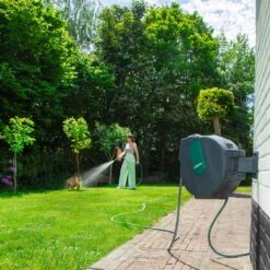 VONROC Automatische Slanghaspel – Incl. 25m Tuinslang, Aansluitslang, Spuitstuk, Koppelingen & Kraanaansluiting -Tuinverzorgings Winkel 1200x1200 2024
