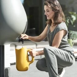 Elho Pure Raindrop 70L - Geel/Oker -Tuinverzorgings Winkel 1200x1200 2131