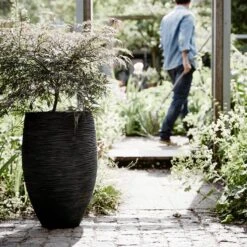 Capi Europe - Vaas Elegant Deluxe Rib NL - 45x72 - Zwart - Voor Binnen En Buiten - KBLR1138 7 Capi Europe - Vaas Elegant Deluxe Rib NL - 45x72 - Zwart - Voor Binnen En Buiten - KBLR1138 -Tuinverzorgings Winkel 1200x1200 2352