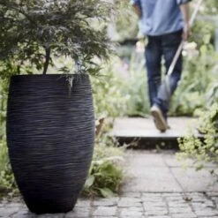 Capi Europe - Vaas Elegant Deluxe Rib NL - 45x72 - Zwart - Voor Binnen En Buiten - KBLR1138 11 Capi Europe - Vaas Elegant Deluxe Rib NL - 45x72 - Zwart - Voor Binnen En Buiten - KBLR1138 -Tuinverzorgings Winkel 1200x1200 2354