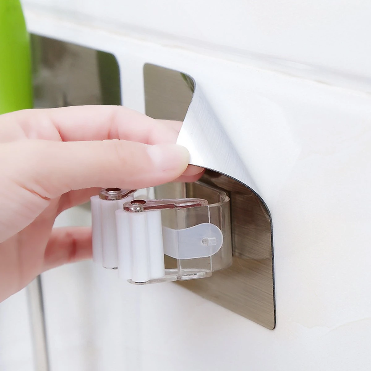 Bezem Houder - Zelfklevend - Zilverkleurig Bezem Houder - Zelfklevend - Zilverkleurig -Tuinverzorgings Winkel 1200x1200 547