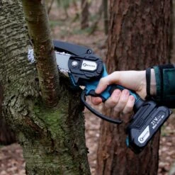 NovarGarden® Mini Kettingzaag NG1 - Met 2x Accu - Takkenzaag - Snoeizaag - Electrisch - Handzaag - Boomzaag - 21V -Tuinverzorgings Winkel 1200x1200 612