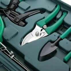 Merkloos 10-Delige Tuingereedschap Set Inclusief Opbergkoffer - Tuinierset - Tuinsetje - Gereedschap Voor Tuin - Tuinschaar - Tuinschepje - Bloemenschaar - Voegenkrabber - Plantenspuit - Grasschaar - Bloemenschep - Tuinhark 5 Merkloos 10-Delige Tuingereedschap Set Inclusief Opbergkoffer - Tuinierset - Tuinsetje - Gereedschap Voor Tuin - Tuinschaar - Tuinschepje - Bloemenschaar - Voegenkrabber - Plantenspuit - Grasschaar - Bloemenschep - Tuinhark -Tuinverzorgings Winkel 1200x1200 748