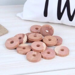 Tiny Panda – 40x Cederhout Tegen Motten – Natuurlijke Mottenballen – Mottenval – Motten Bestrijden - 20 Ringen 20 Ballen -Tuinverzorgings Winkel 1200x1200 888