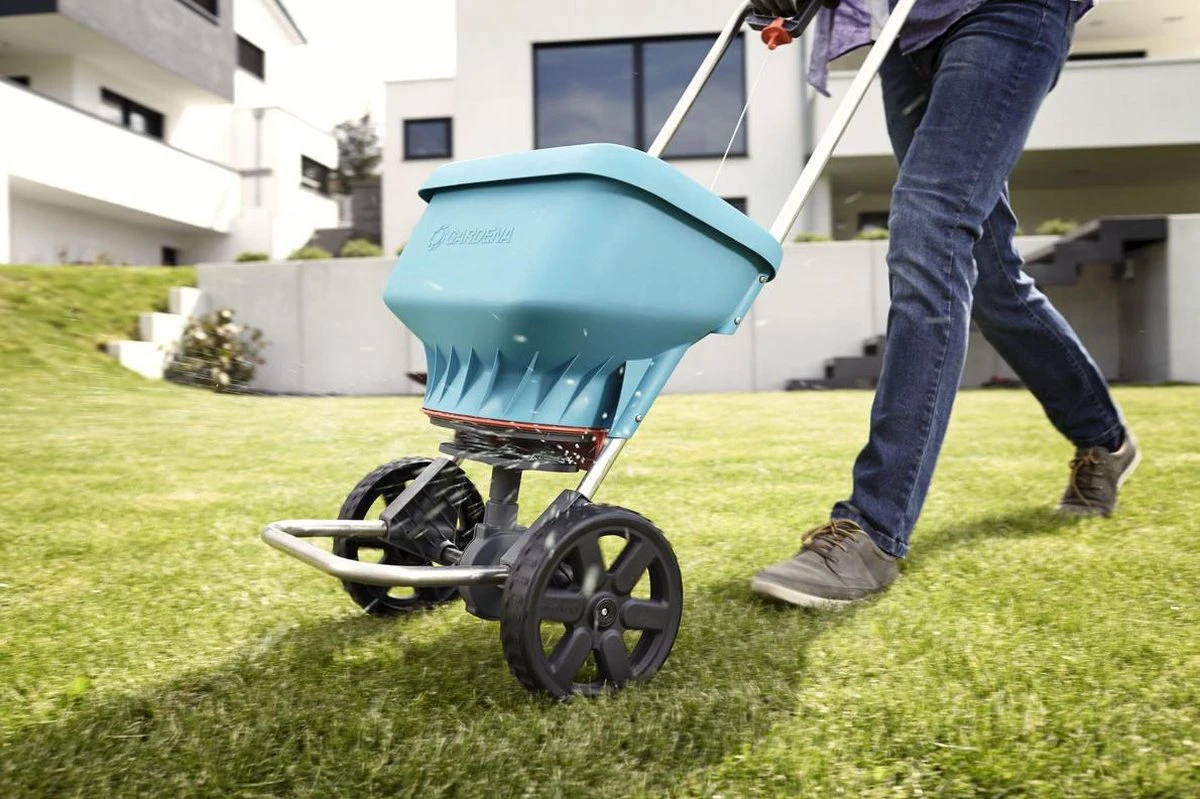 GARDENA Strooiwagen XL Strooikar - 800m2 - 18 Liter GARDENA Strooiwagen XL Strooikar - 800m2 - 18 Liter -Tuinverzorgings Winkel 1200x799 119