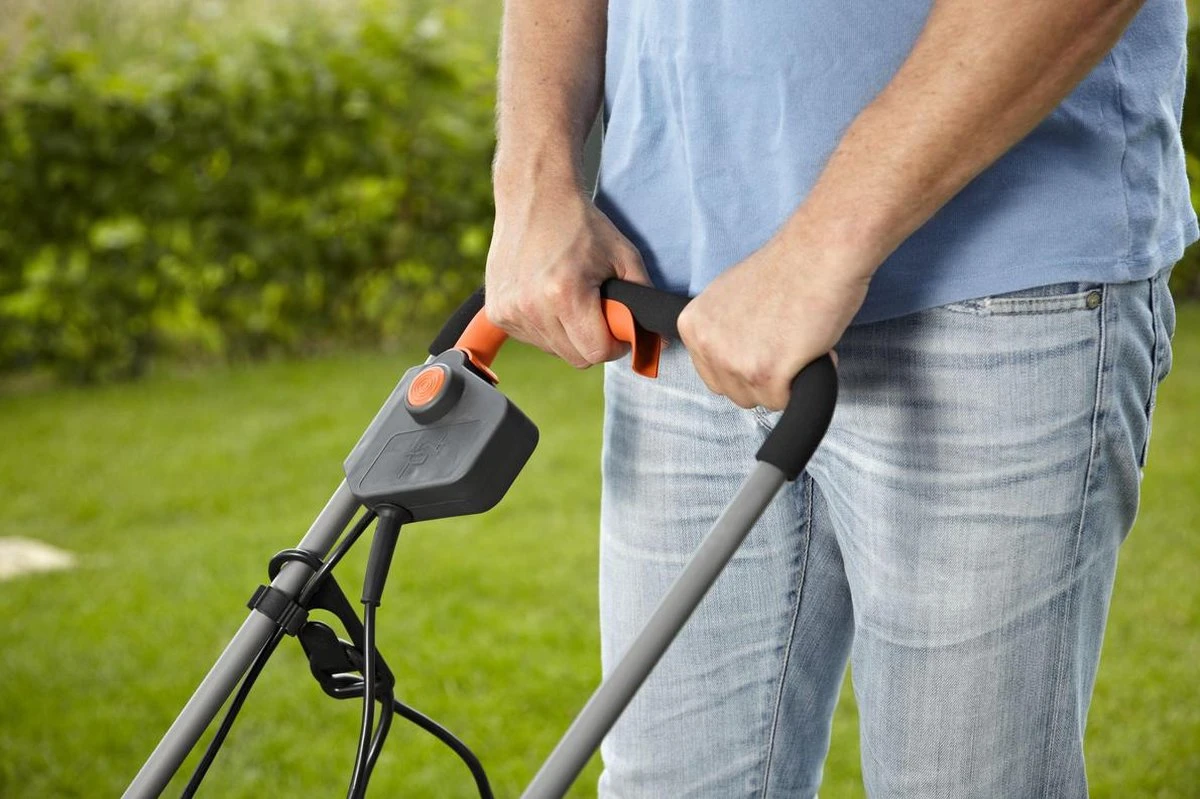 GARDENA - Powermax 32 - Grasmaaier (gemotoriseerd) - Maaibreedte 32 cm - Gazons tot 200 m2 GARDENA - Powermax 32 - Grasmaaier (gemotoriseerd) - Maaibreedte 32 Cm - Gazons Tot 200 M2 -Tuinverzorgings Winkel 1200x799 129