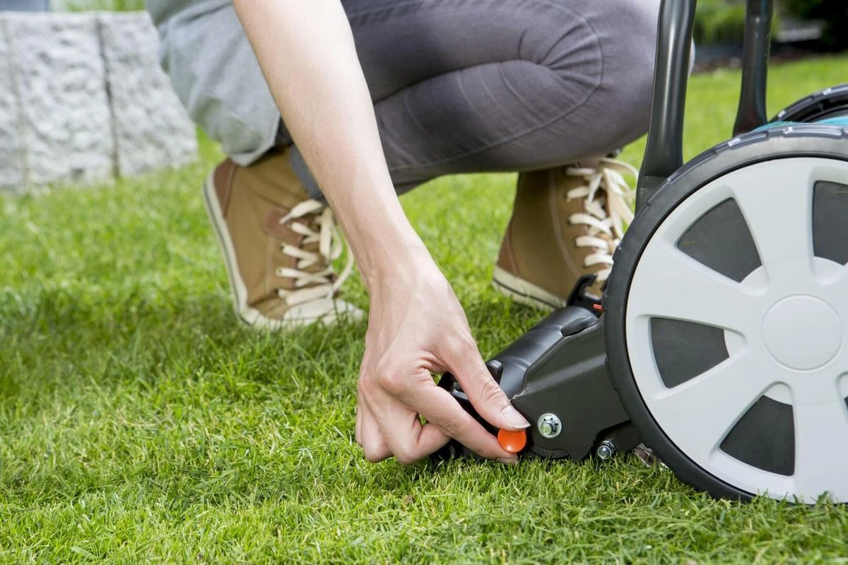 GARDENA Kooimesmaaier 330 Grasmaaier - Maaibreedte 33 cm - Gazons tot ca. 150 m² GARDENA Kooimesmaaier 330 Grasmaaier - Maaibreedte 33 Cm - Gazons Tot Ca. 150 M² -Tuinverzorgings Winkel 1200x799 139