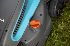 GARDENA - PowerMax™ 1200/32 0- Grasmaaier (gemotoriseerd) - Maaibreedte 32 Cm 6 GARDENA - PowerMax™ 1200/32 0- Grasmaaier (gemotoriseerd) - Maaibreedte 32 Cm -Tuinverzorgings Winkel 1200x799 3