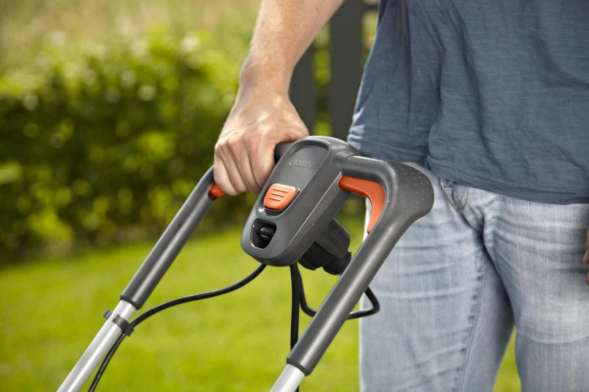 GARDENA - PowerMax™ 1200/32 0- Grasmaaier (gemotoriseerd) - Maaibreedte 32 cm GARDENA - PowerMax™ 1200/32 0- Grasmaaier (gemotoriseerd) - Maaibreedte 32 Cm -Tuinverzorgings Winkel 1200x799 4