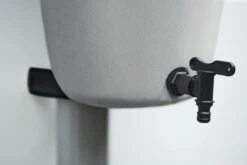 Elho Green Basics Rain Catcher 33 - Regenton Voor Balkonbuiten - Ø 33.5 X H 73.5 Cm - Grijs/Living Concrete -Tuinverzorgings Winkel 1200x800 370