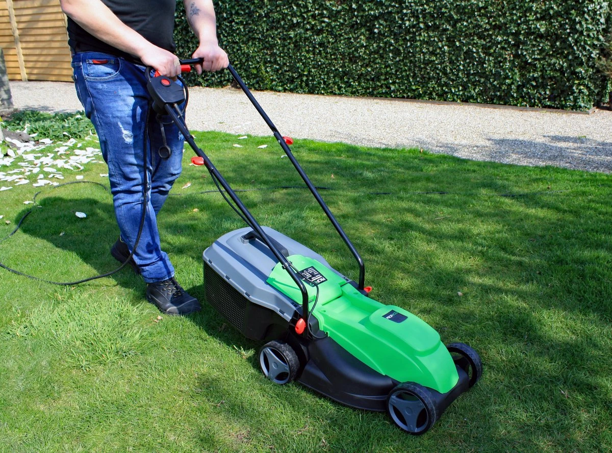 Profeco elektrische grasmaaier 1000W - grasmaaimachine met 320mm maaibreedte en instelbare maaihoogte - incl. 30 liter opvangbak Profeco Elektrische Grasmaaier 1000W - Grasmaaimachine Met 320mm Maaibreedte En Instelbare Maaihoogte - Incl. 30 Liter Opvangbak -Tuinverzorgings Winkel 1200x888 2