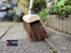 Synx Tools Gemeente Bezem 45 Cm - Straatbezem / Stadsbezem - Steel 150 Cm - Harde Natuurvezels - Bezemsteel - Bezems - Schrobborstels - Veger - Buitenbezem -Tuinbezem -Tuinverzorgings Winkel 1200x899 13