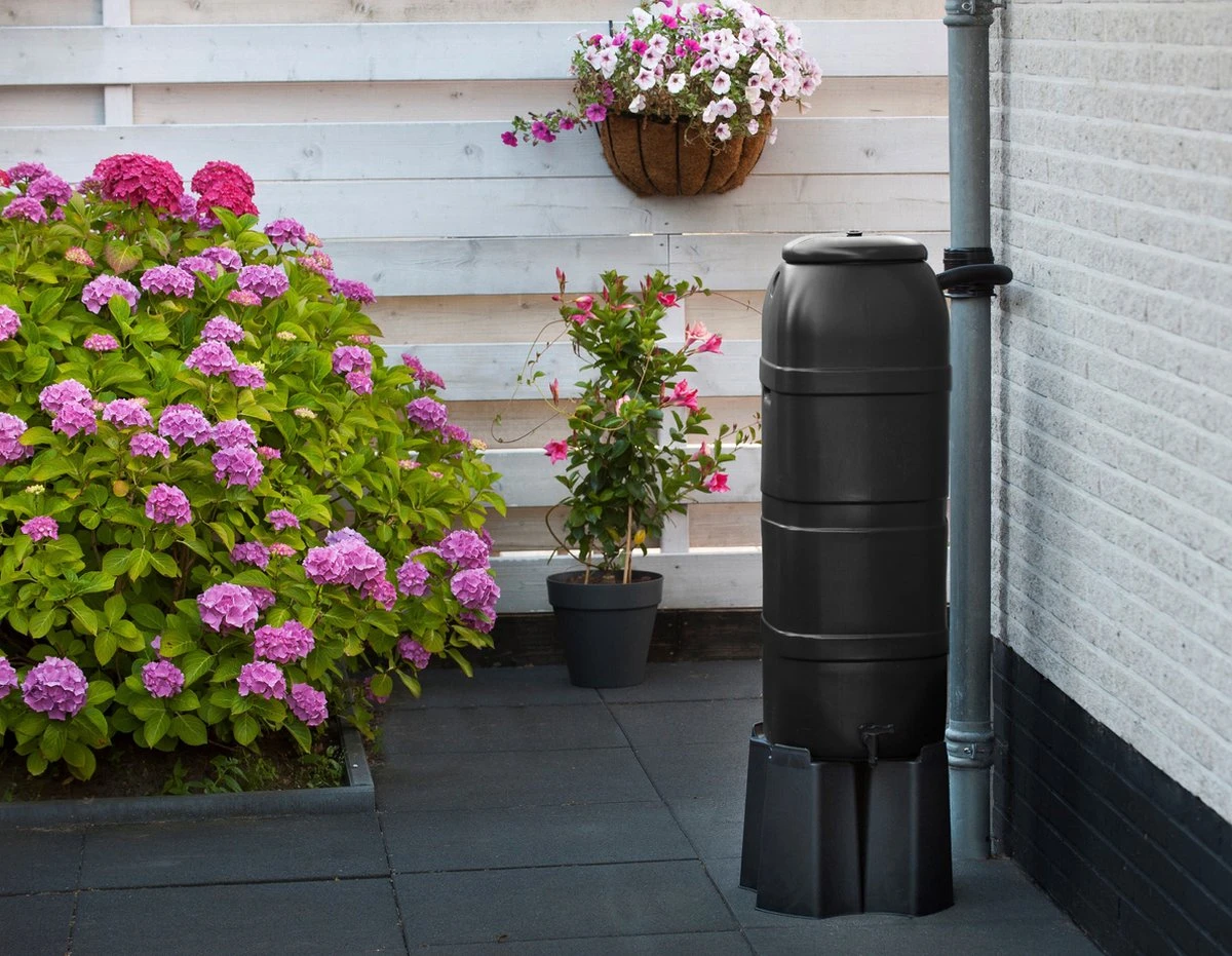 Nature - Slimline - Regenton - 100L - H96 x 32 x 36cm - zwart Nature - Slimline - Regenton - 100L - H96 X 32 X 36cm - Zwart -Tuinverzorgings Winkel 1200x931 3