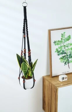 4 Stuks Zwarte Macrame Plantenhangers - Boho Handgeweven Katoen Hangpot Voor Binnen/Buiten - Hangende Bloempot Met Kralen - Macramé Touw/Koord Hangplant Houder - Bohemian Wandhanger Decoratie - Plant Hanger - Verticale Tuin Bloempothouder Planthanger -Tuinverzorgings Winkel 772x1200 4
