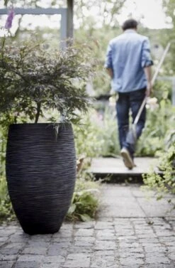 Capi Europe - Vaas Elegant Deluxe Rib NL - 45x72 - Zwart - Voor Binnen En Buiten - KBLR1138 5 Capi Europe - Vaas Elegant Deluxe Rib NL - 45x72 - Zwart - Voor Binnen En Buiten - KBLR1138 -Tuinverzorgings Winkel 786x1200 6
