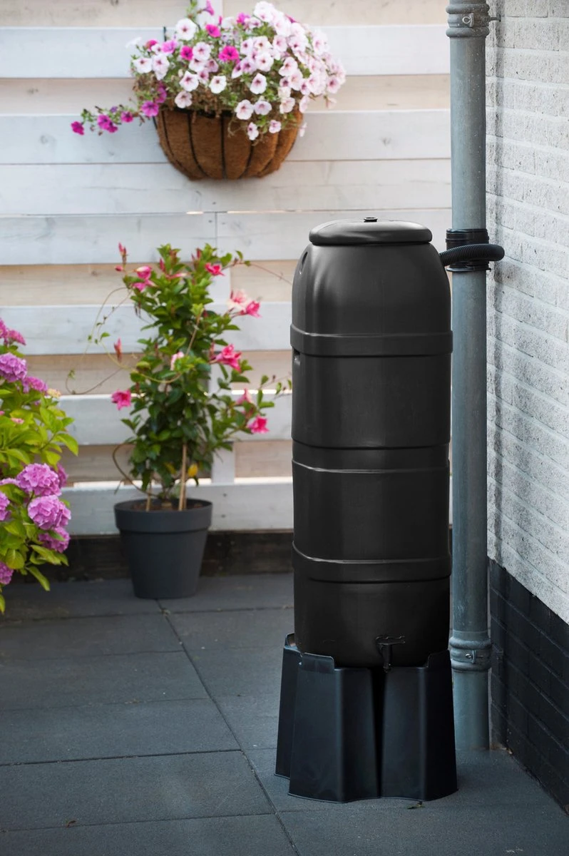 Nature - Slimline - Regenton - 100L - H96 x 32 x 36cm - zwart Nature - Slimline - Regenton - 100L - H96 X 32 X 36cm - Zwart -Tuinverzorgings Winkel 798x1200 4