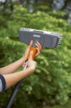 GARDENA Cleansystem Comfort Schrobber - Reinigen Van Paden - Terras - Oprit -Tuinverzorgings Winkel 799x1200 69