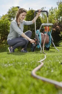 GARDENA - AquaRoll M CleverRoll Easy Slangenwagen - Maximaal 60 Meter - Inklapbare Zwengel 6 GARDENA - AquaRoll M CleverRoll Easy Slangenwagen - Maximaal 60 Meter - Inklapbare Zwengel -Tuinverzorgings Winkel 799x1200 97