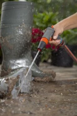 GARDENA - Comfort Reinigingsbroes - Spuitpistool - Traploos Instelbaar -Tuinverzorgings Winkel 800x1200 115