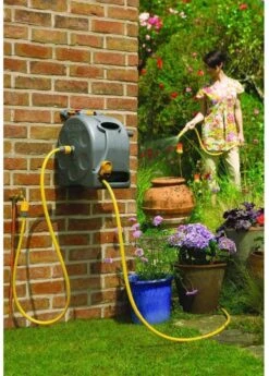 Hozelock Compact Enclosed Reel 2 In 1 - 25 Meter - Slangbox En Muurhaspel In één - Grijs 4 Hozelock Compact Enclosed Reel 2 In 1 - 25 Meter - Slangbox En Muurhaspel In één - Grijs -Tuinverzorgings Winkel 858x1200 4