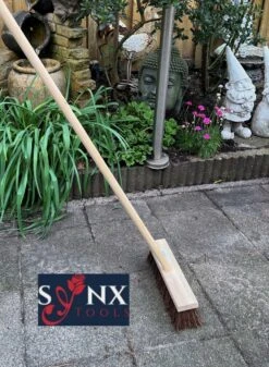 Synx Tools Bezem - Stadsbezem 30 Cm - Buitenveger - Veger - Steel 120 Cm - Harde Natuurvezels - Straatbezem - Bezems - Buitenbezem - Tuinbezem -Tuinverzorgings Winkel 880x1200 3