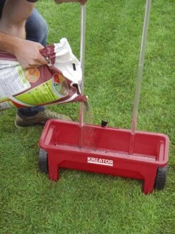 Kreator KRTGR9001 Strooiwagen - 45 Cm Strooibreedte - 12 Liter Inhoud -Tuinverzorgings Winkel 900x1200 9